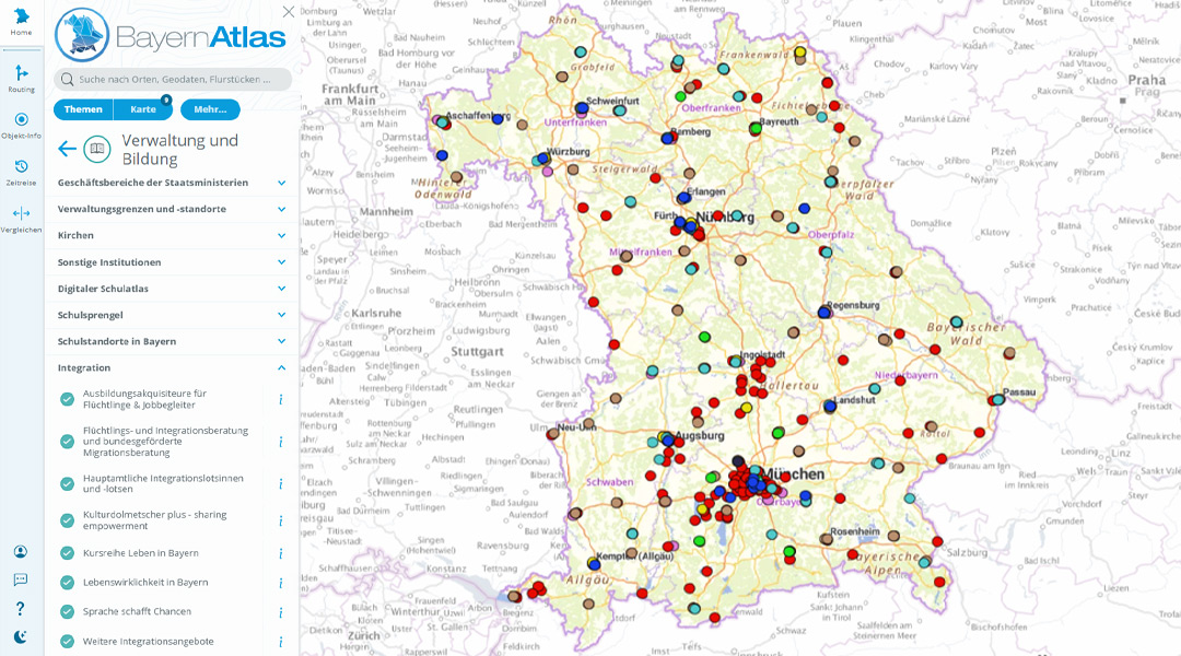 Ausschnitt aus dem BayernAtlas Ein Ausschnitt aus dem BayernAtlas, links das Menü und rechts die Karte von Bayern mit bunten Punkten